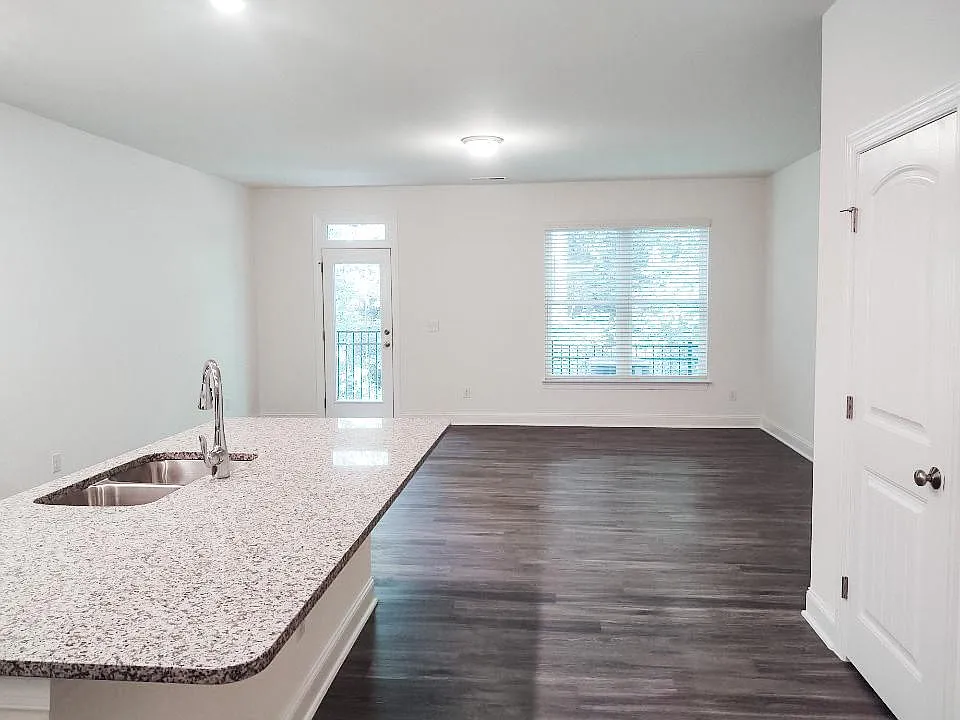 3 bed, 2.5 bath, 1780 sqft, $2,300 — Photo 2