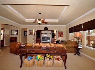 312 Howard Dr, Devine, TX 78016
