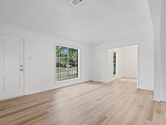 4th image of 2460 Woodvale Dr