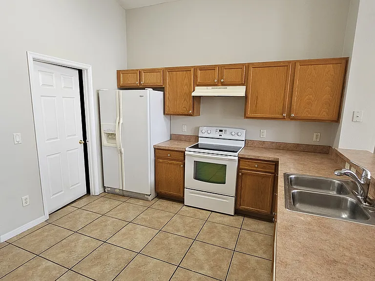 7642 Fordham Creek Ln — Photo 6