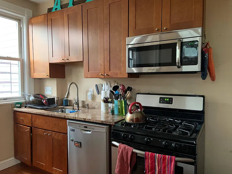 1845 Independence Ave SE — Photo 3