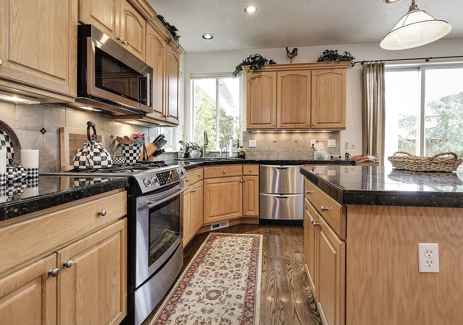 Spacious 4 Bedroom Home with Gourmet Kitchen, 3-Car Garage, Flexible Living Spaces & Covered Back... — Photo 4
