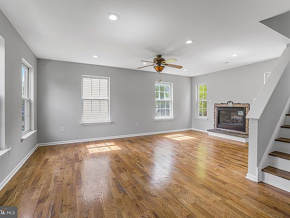 5th image of 907 5th St #B