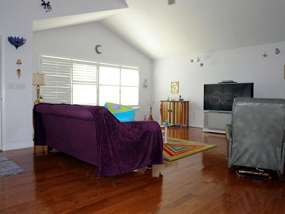 5th image of 136 Beachwood Dr