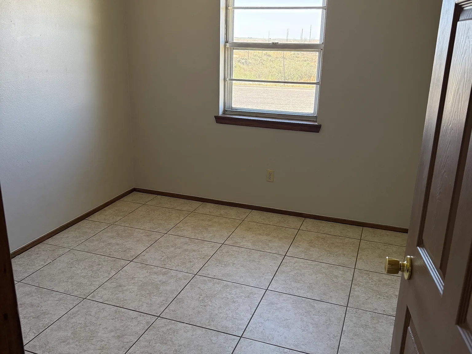 3 bed, 1026 sqft, $1,100 — Photo 3