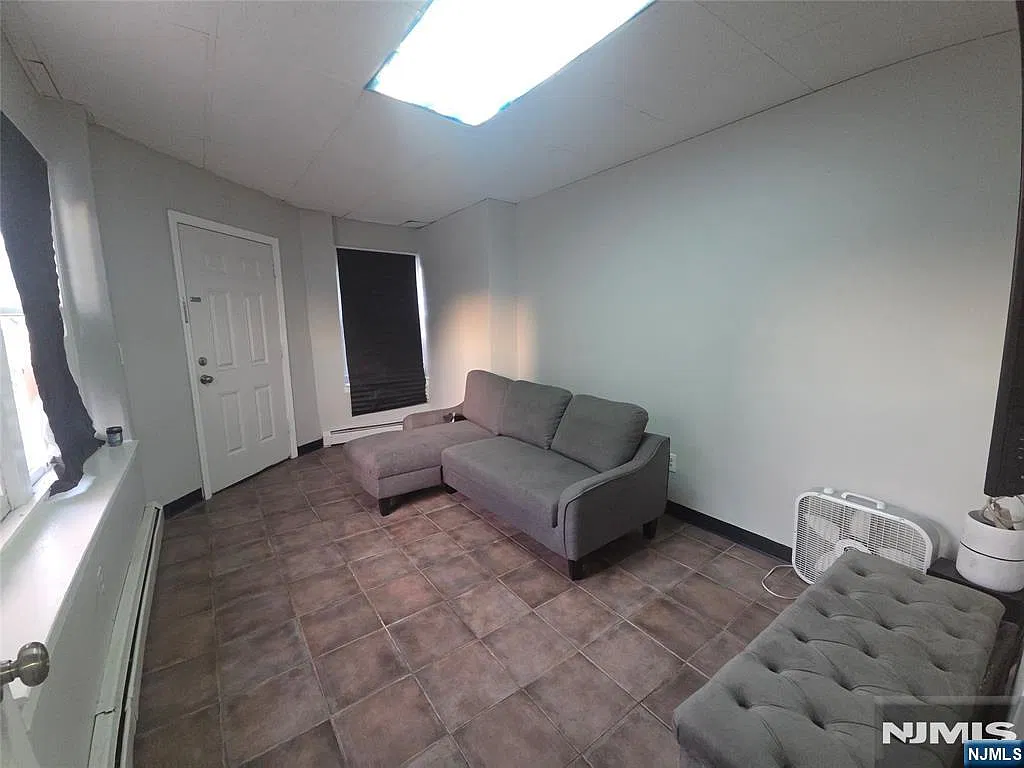 3 bed, 1.0 bath, $2,550 — Photo 2