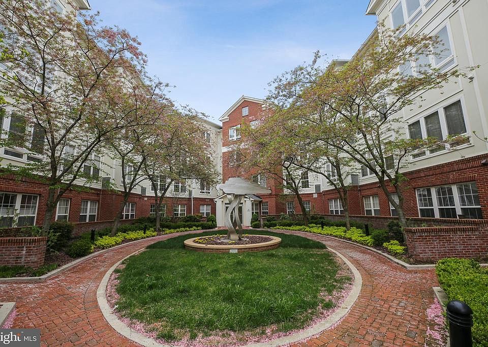 1st image of 801 S Greenbrier St APT 219