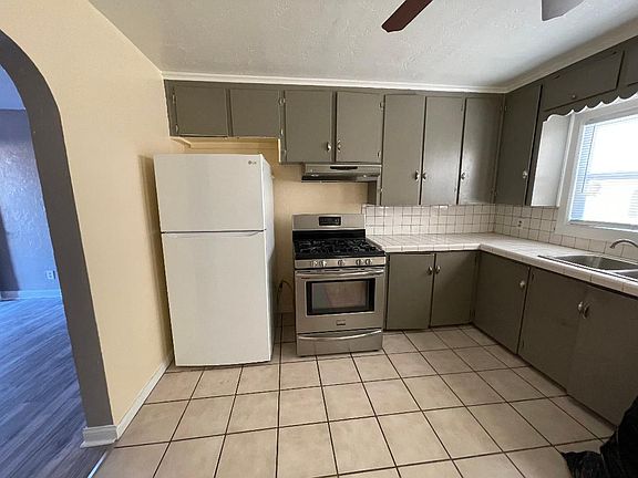 5th image of 920 N Oak St