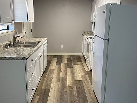 3rd image of 5223 & 5225 N Pinegrove Ct