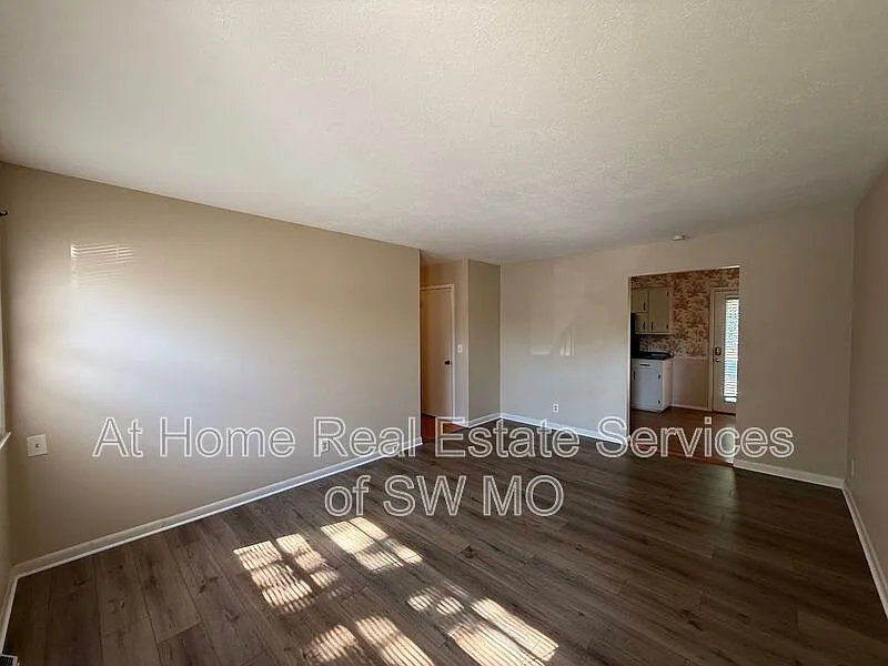 3 bed, 1.0 bath, 1071 sqft, $1,230 — Photo 3