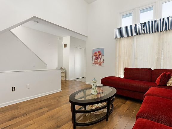 4th image of 1301 Haven Ave APT D