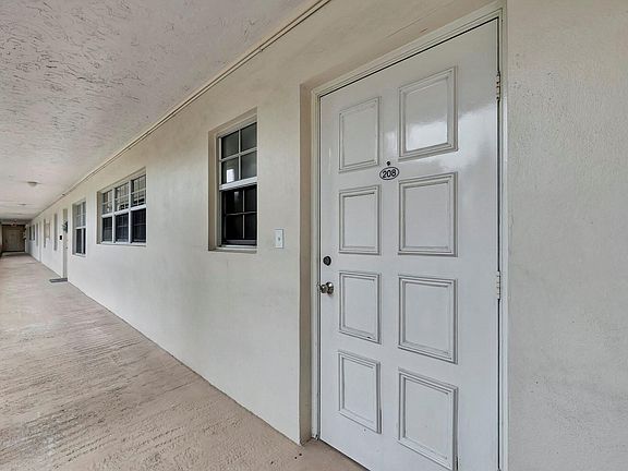 4th image of 3800 Oaks Clubhouse Drive #208