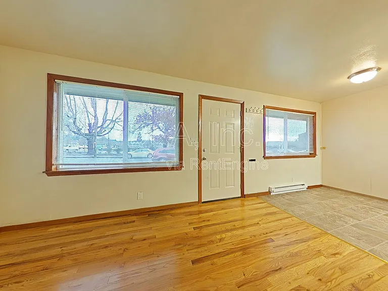 2526 NW Tyler Ave — Photo 2