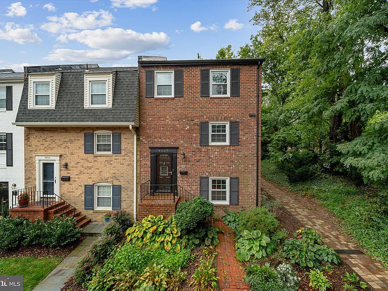 3885 Chain Bridge Rd — Photo 2