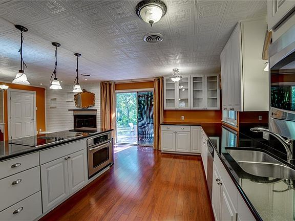 5th image of 1027 Crestview Dr