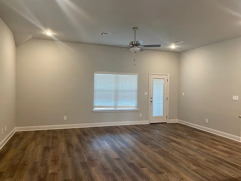 2805 Tulip Dr — Photo 2