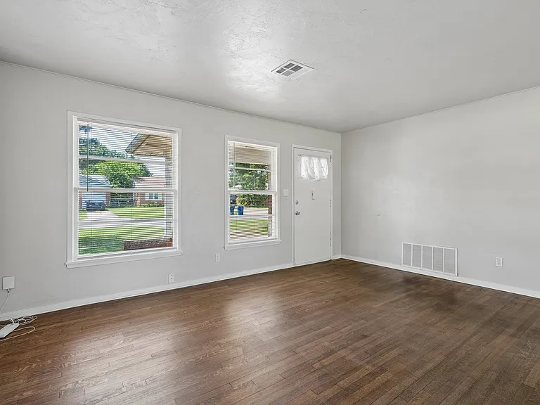 1603 Carlisle Ct — Photo 6
