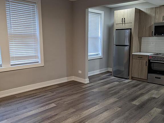 3rd image of 6126 S Woodlawn Ave #130