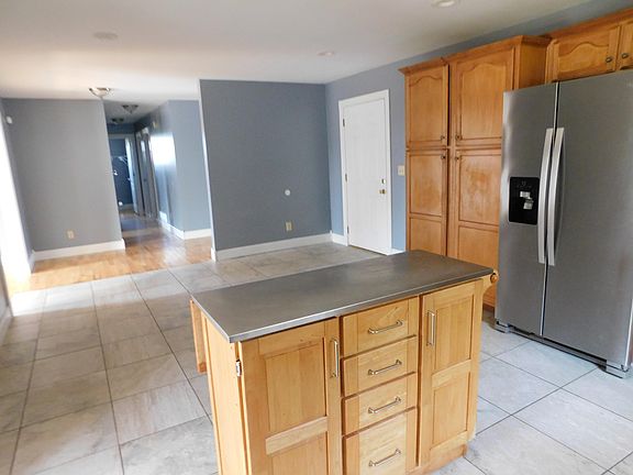 5th image of 85 Addison Ln