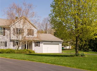 6 Hampton Ln, Fairport, NY