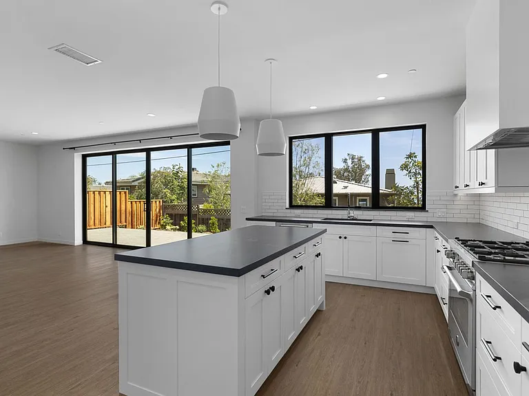 21552 Treetop Ln — Photo 14