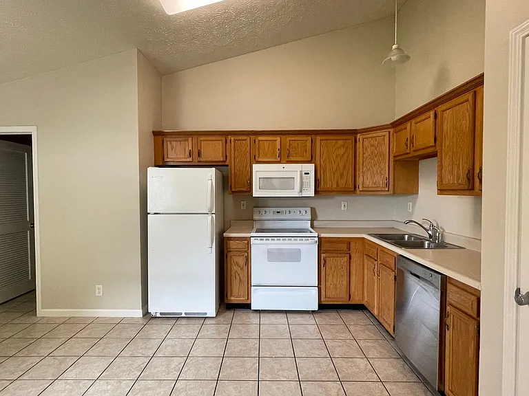 3314 Hopkins Dr — Photo 4