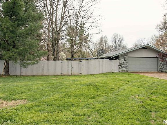 3rd image of 5 Pinewood Dr