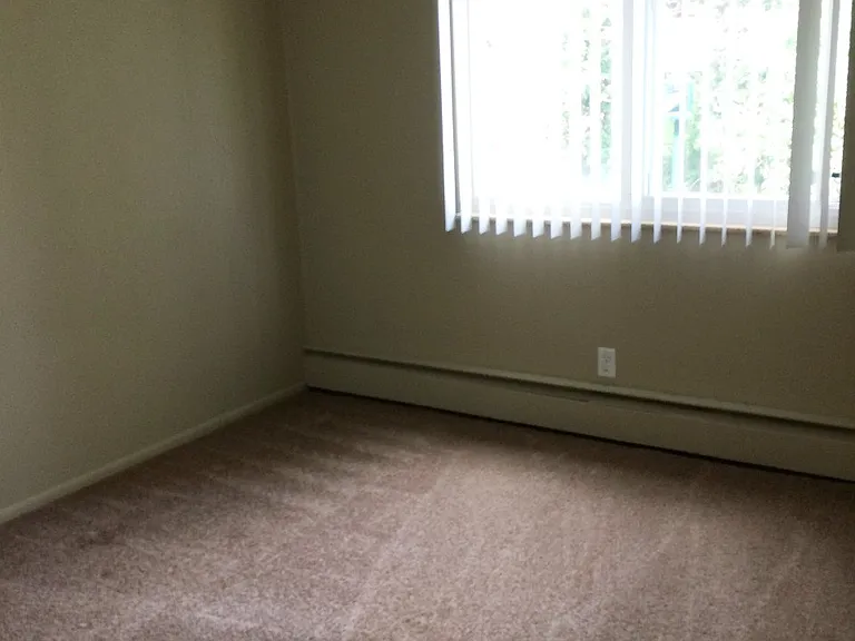 Holland Gardens Apartments — Photo 38