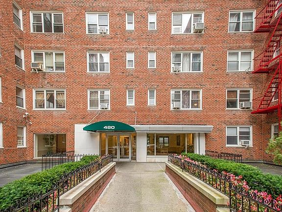 2nd image of 480 Riverdale Ave APT 7O