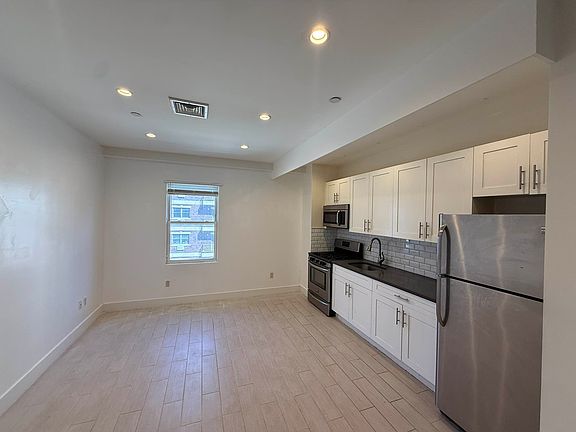 3rd image of 31-01 21st St #3R