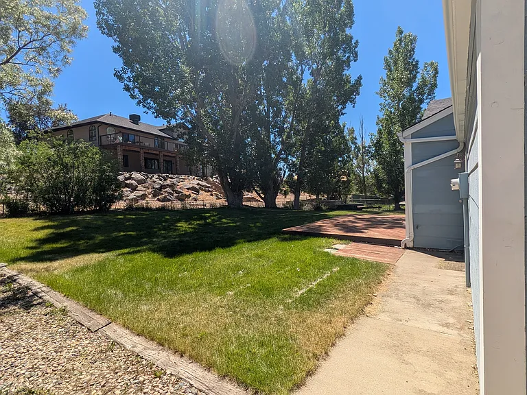 833 Finley Ln — Photo 2