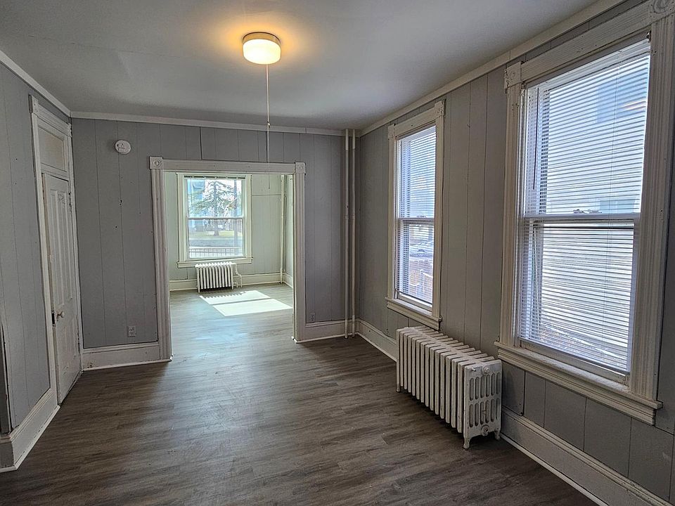 Middle Room Facing the Front Room