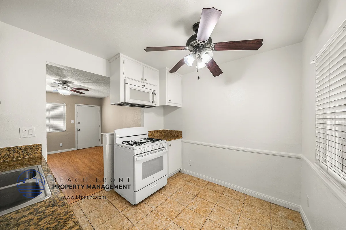 Building Photo - 9320-9330 Elm Vista Dr.