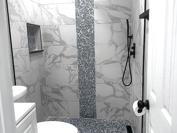 4th image of 3306 W La Salle St #5