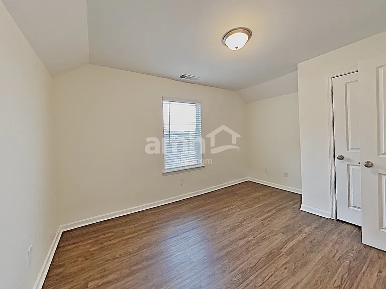 55 Landsdown Xing — Photo 16