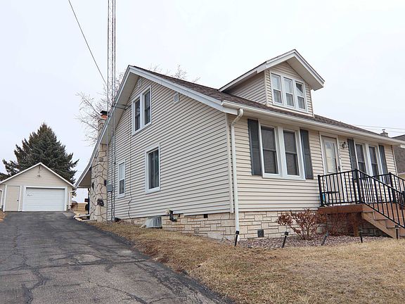3rd image of 134 Tennyson St