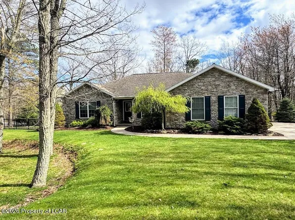 1 Point Of Woods, Hazleton, PA 18202