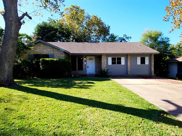 2614 Little John Ln — Photo 1