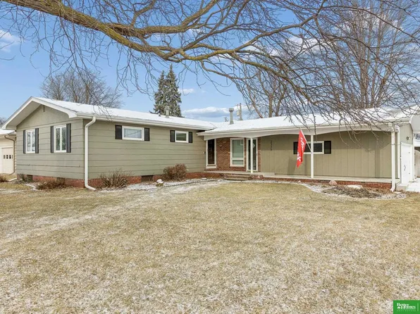 2328 Parkview Dr, Fremont, NE 68025