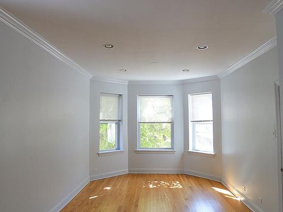 3rd image of 1142 W Wellington Ave #3R