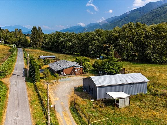 Home, shop, 4 stall horse barn & chicken coop.>