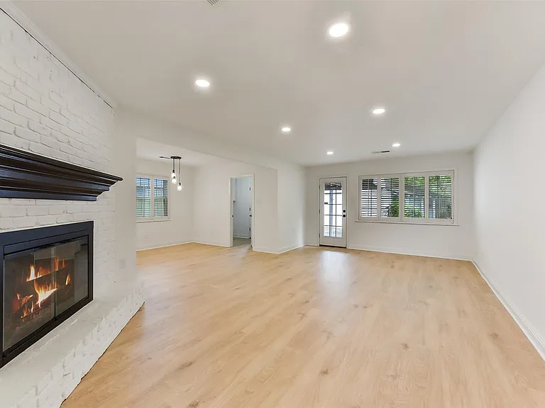 5946 Valkeith Dr — Photo 6