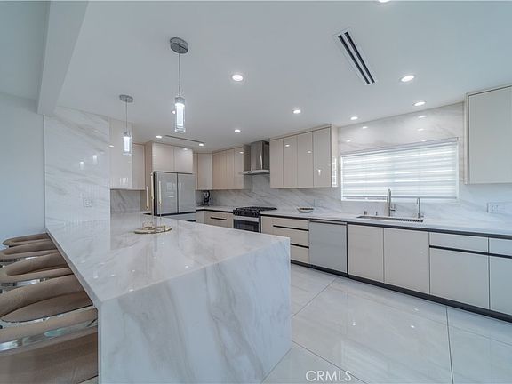 4th image of 902 E Walnut Ave