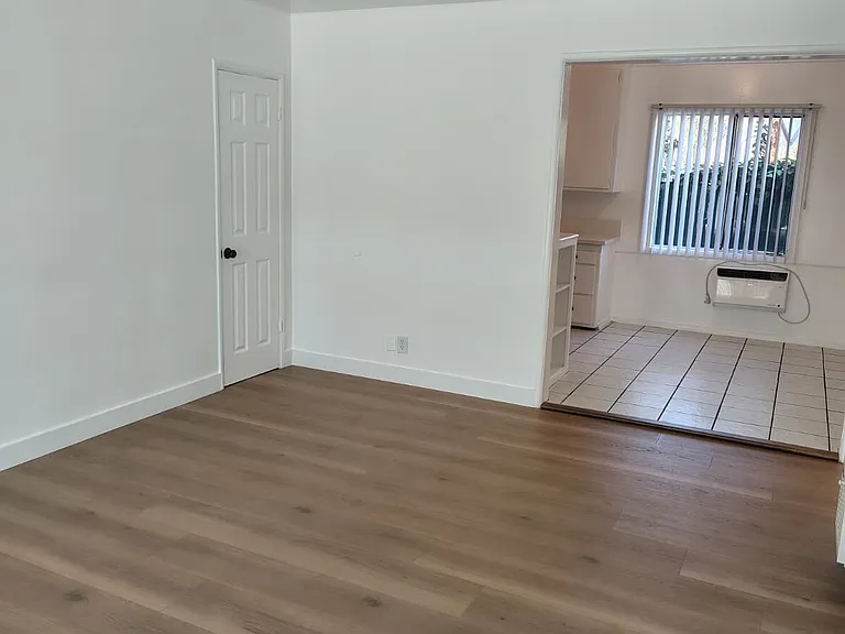 15531 Victory Blvd — Photo 4