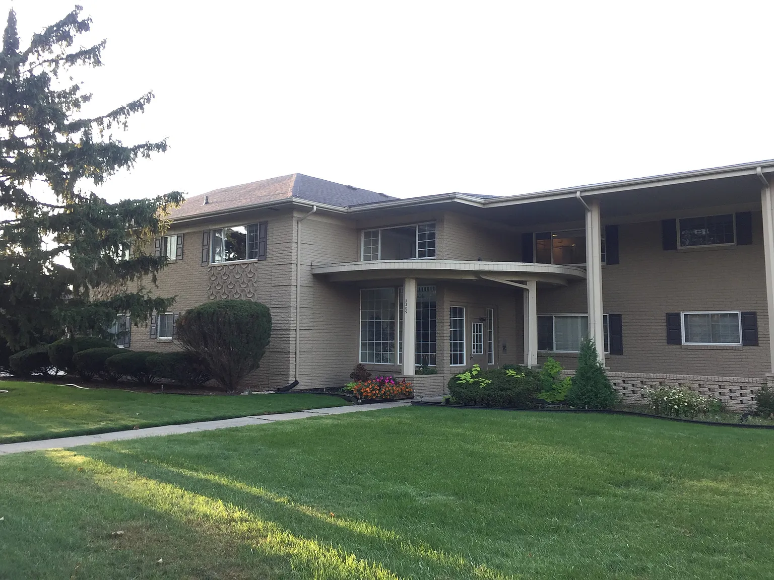 2 bed, 1058 sqft, $1,575 — Photo 1