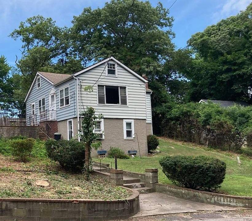 1st image of 23 Bayville Dr