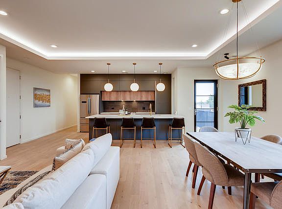 2nd image of 1452 N Leavitt St #2