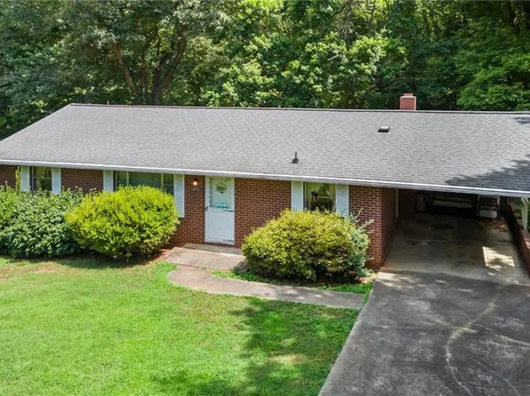 4715 Boxwood Dr, Walkertown, NC 27051