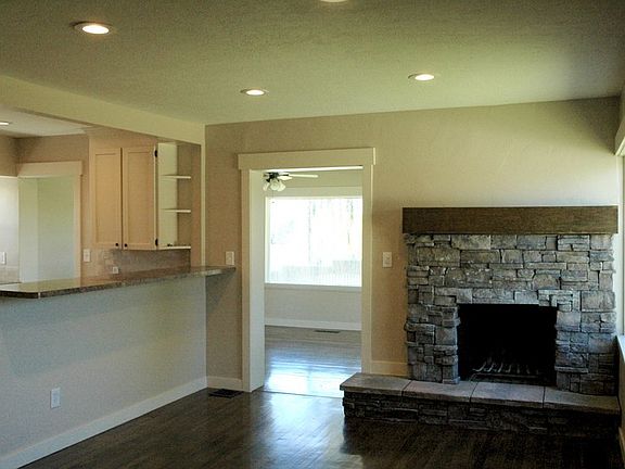 5th image of 1101 Iona St