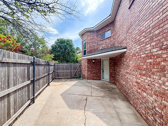 3rd image of 831 Rambling Oaks Dr